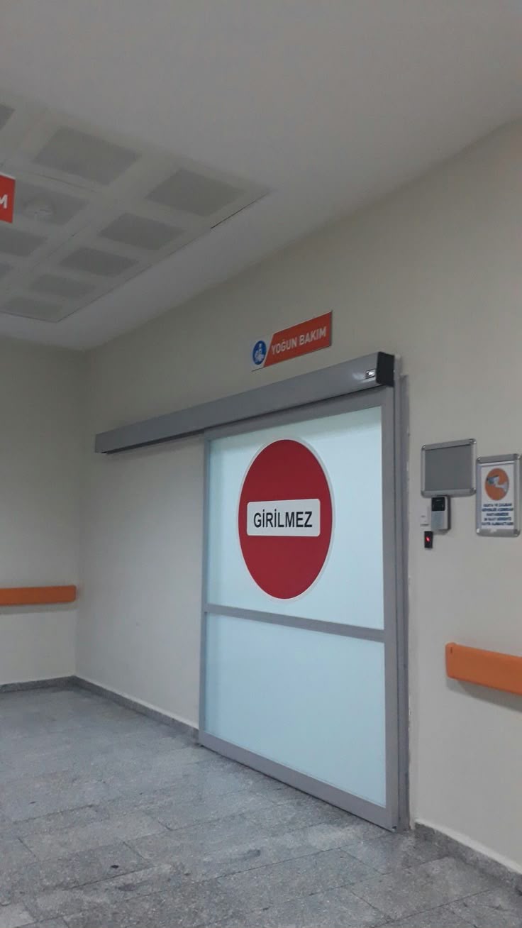 Kırmızı Şeritli Kapı
